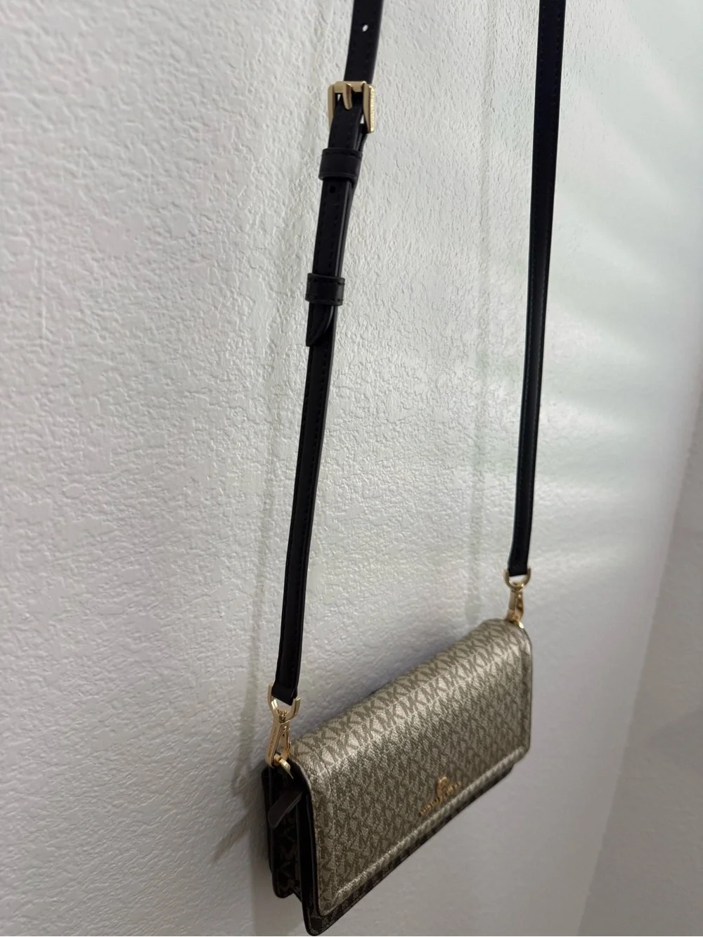 MICHAEL KORS JET SET SMALL CROSSBODY PHONE BAG BROWN/ GOLD LOGO